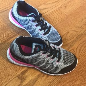 Avia like new girls size 3 sneakers